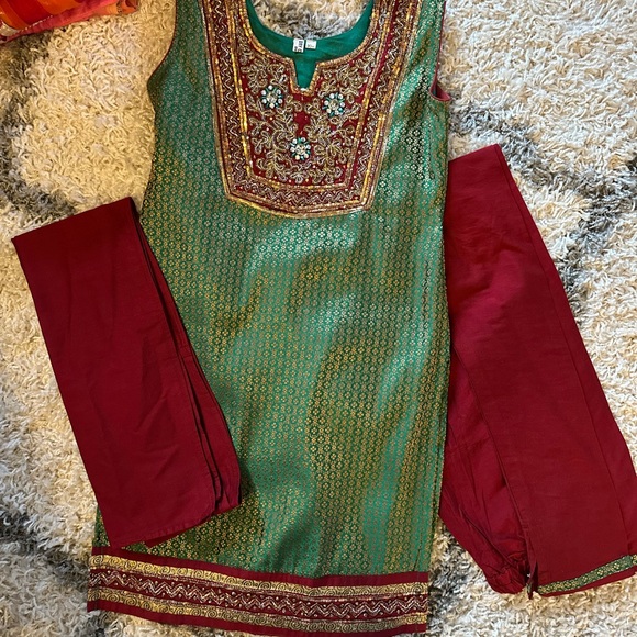 Raw silk Kurt’s pajama with chunni.Never worn. Sleeves...